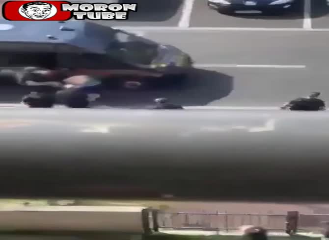 Video :A city councilor gets arrested after fighting with the cops